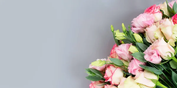 Свежие розовые цветы на серый — стоковое фото