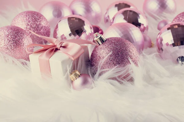 Decoraciones de Navidad rosa en piel blanca — Foto de Stock