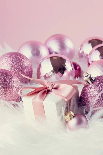 Roze kerstversiering op wit bont — Stockfoto