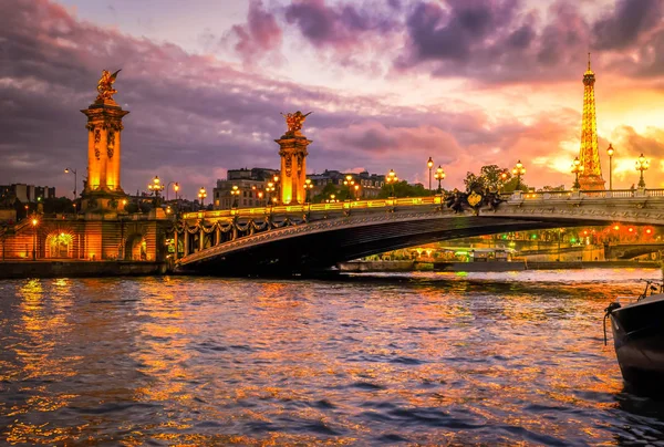 Brug van alexandre iii en eiffel toren, Parijs, — Stockfoto