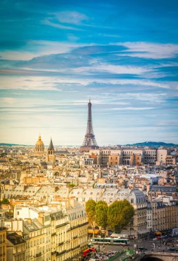 Eyfel Kulesi ile Paris 'in ufuk çizgisi