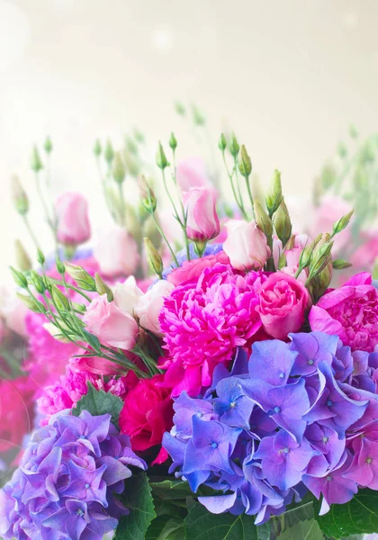 明亮的粉红色和蓝色花朵 — 图库照片
