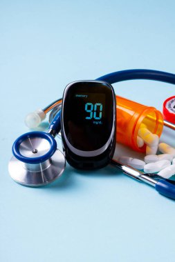 Mavi arka planda beyaz haplar