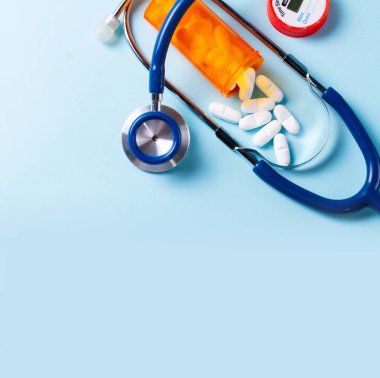 Mavi arka planda beyaz haplar