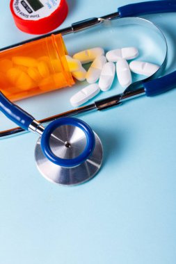 Mavi arka planda beyaz haplar