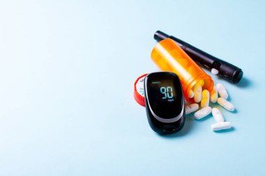 Mavi arka planda beyaz haplar