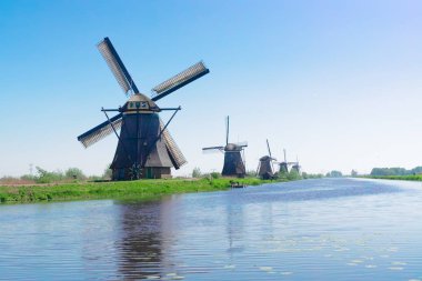 Hollanda yel değirmeni nehir suları üzerinde