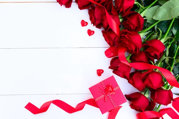 Rosas rojas y regalo de San Valentín — Foto de Stock