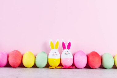 Renkli yumurtalarla Paskalya sahnesi
