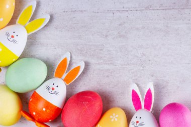 Renkli yumurtalarla Paskalya sahnesi
