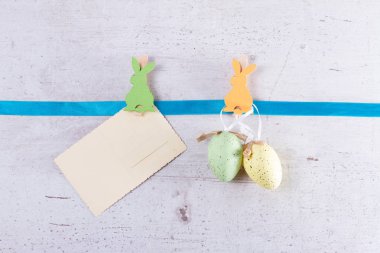 Renkli yumurtalarla Paskalya sahnesi