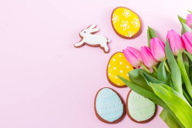 Renkli yumurtalarla Paskalya sahnesi