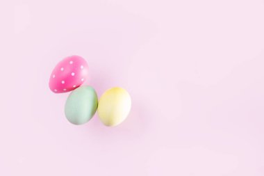 Renkli yumurtalarla Paskalya sahnesi