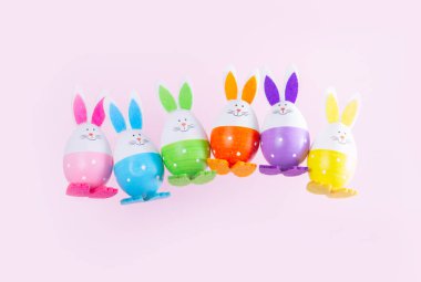Renkli yumurtalarla Paskalya sahnesi