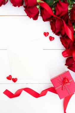 Kırmızı gül ve Sevgililer günü hediyesi