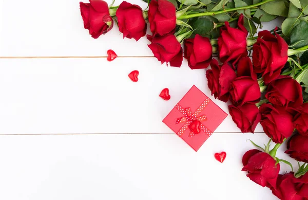 Rosas vermelhas e dia dos namorados presente — Fotografia de Stock