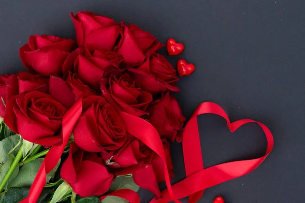 Red roses on black background — Stock Photo, Image