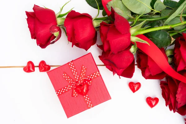 Rose rosse e San Valentino presenti — Foto Stock