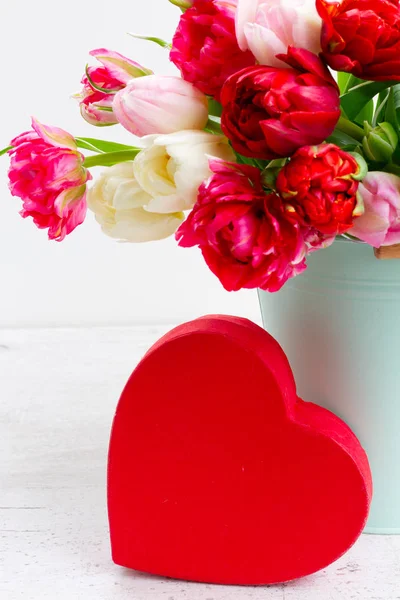 Flores de tulipas frescas com coração — Fotografia de Stock