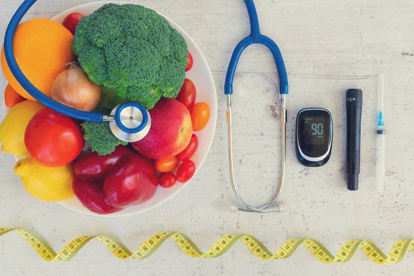 生野菜や果物血ブドウ糖メートルとインスリン注射器 糖尿病の健康的な食事の概念 レトロ調 — ストック写真