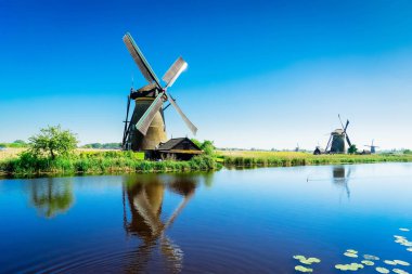 Hollanda yel değirmeni nehir suları üzerinde