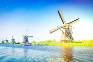 Hollanda yel değirmeni nehir suları üzerinde