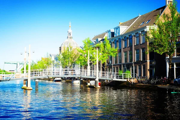 Canaux de Leiden aux Pays-Bas — Photo
