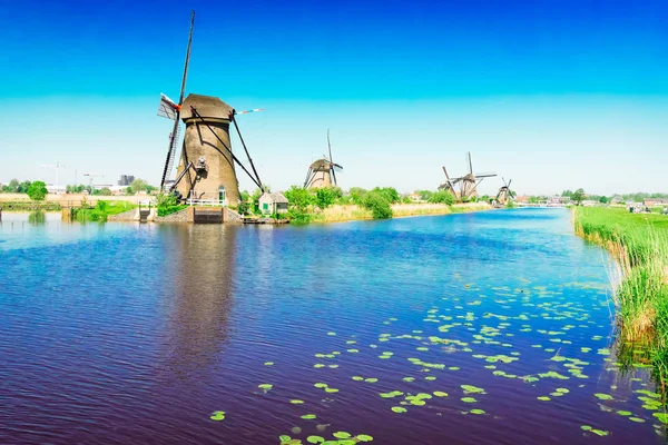 Molino de viento holandés sobre las aguas del río — Foto de Stock