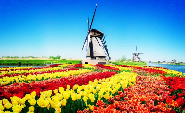 Hollandse windmolen boven rivierwater — Stockfoto