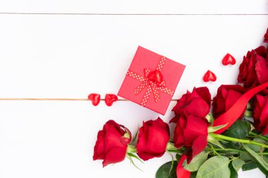Kırmızı gül ve Sevgililer günü hediyesi
