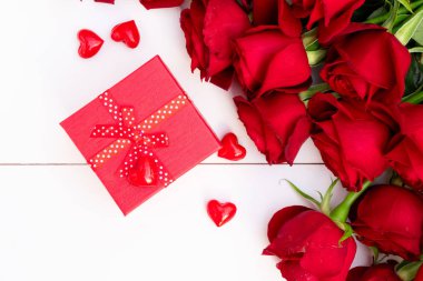 Kırmızı gül ve Sevgililer günü hediyesi