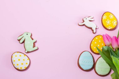 Renkli yumurtalarla Paskalya sahnesi