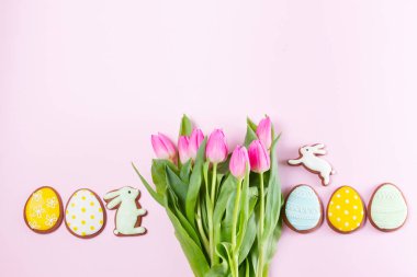 Renkli yumurtalarla Paskalya sahnesi
