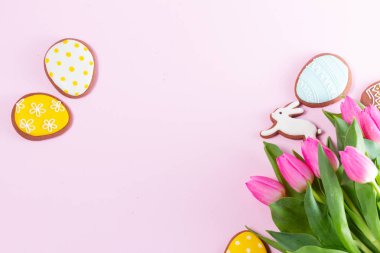 Renkli yumurtalarla Paskalya sahnesi