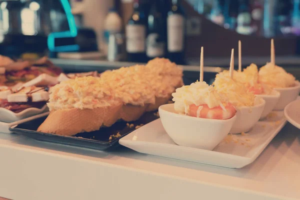 Pinchos, üçlü İspanyol aperatifleri — Stok fotoğraf