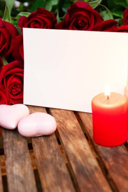 Taze Gül ile iki yanan mumlar