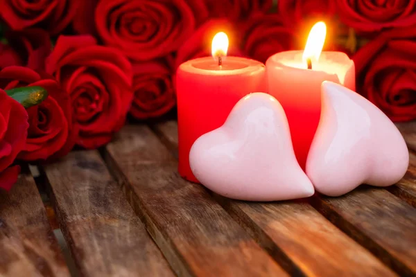 Duas velas acesas com rosas frescas — Fotografia de Stock