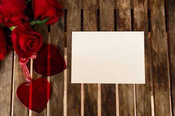 Rose rosse scure sul tavolo — Foto Stock