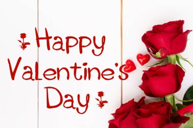 Beyaz arkaplanda kırmızı güller