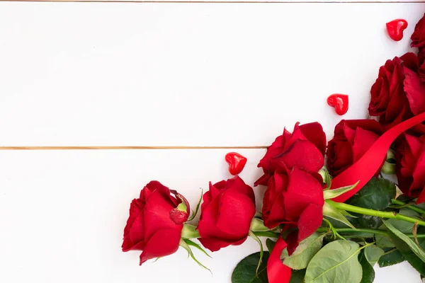 Rosas rojas sobre fondo blanco — Foto de Stock