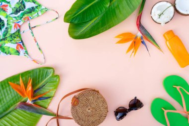 Yaz düz sahne Mayo ile yatıyordu.