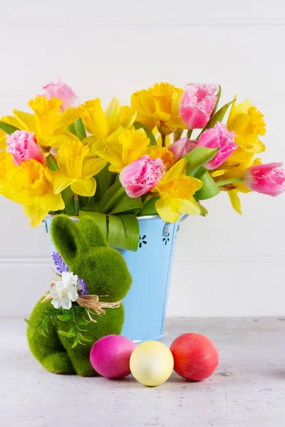 Renkli yumurtalarla Paskalya sahnesi — Stok fotoğraf