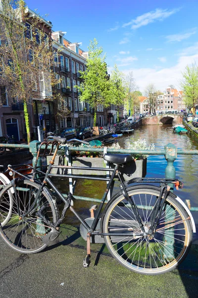 Vecchia bicicletta vicino al canale di Amsterdam — Foto Stock