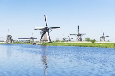 Hollanda yel değirmeni nehir suları üzerinde