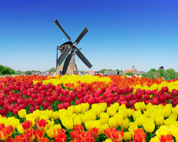 ветряная мельница над речными водами