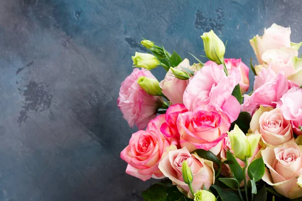 Flores de rosas frescas en gris —  Fotos de Stock