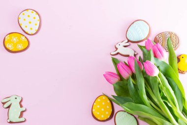 Renkli yumurtalarla Paskalya sahnesi