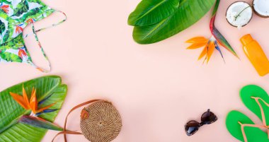 Yaz düz sahne Mayo ile yatıyordu.