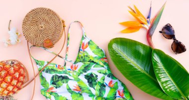 Yaz düz sahne Mayo ile yatıyordu.