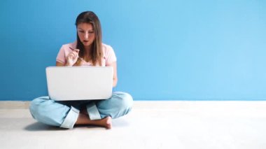 laptop ile çalışan kadınlar